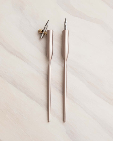Tom's Studio - Flourish Calligraphy Pen: Black / Oblique (nib at an angle)