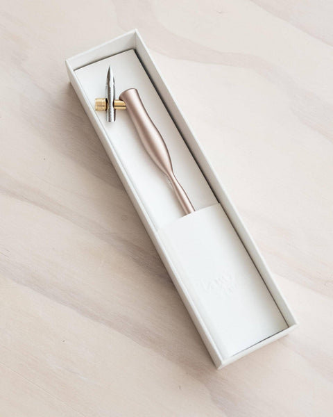 Tom's Studio - Flourish Calligraphy Pen: Black / Oblique (nib at an angle)